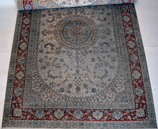 Lot 105: Hand made Ispahen wool Persian carpet. 275 x 185