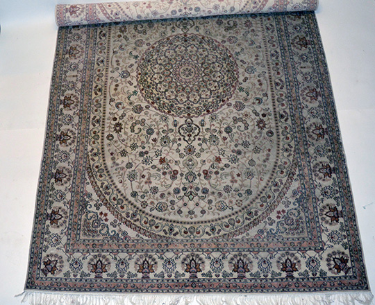 Lot 106: Hand made Ispahen wool Persian carpet. 279 x 185