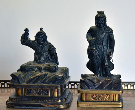 Lot 13: Two 18th/19th ?cent Chinese/Japanese? wooden sculpted statues of men. Max. H20cm.