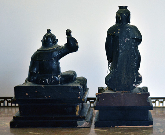 Lot 13_1: Two 18th/19th ?cent Chinese/Japanese? wooden sculpted statues of men. Max. H20cm.