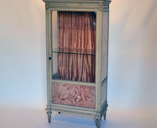 Lot 140: 19th cent Louis XVI single door, marble top painted vitrine ornated with three puttis musicians. H165xW68xD38cm.