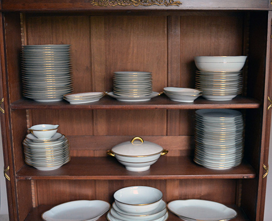 Lot 150: Large Limoges porcelain gilt rim dining set including a gilt/red set.