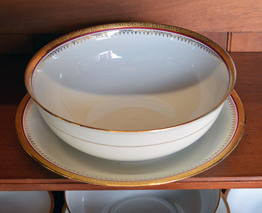 Lot 150_1: Large Limoges porcelain gilt rim dining set including a gilt/red set.