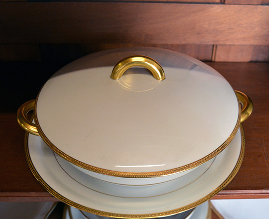 Lot 150_2: Large Limoges porcelain gilt rim dining set including a gilt/red set.