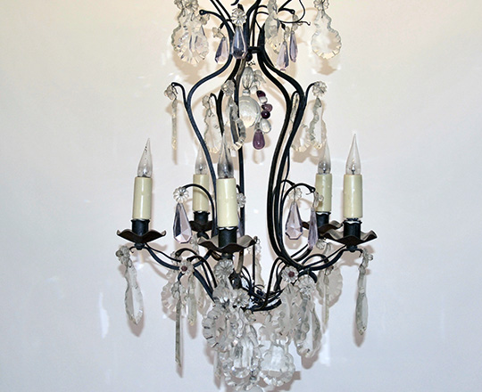 Lot 151: Five light bicolor crystal 'cage' chandelier. H 67cm.
