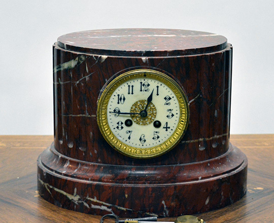 Lot 160: 19th c red oval marble mantle clock. H22 x W31cm.