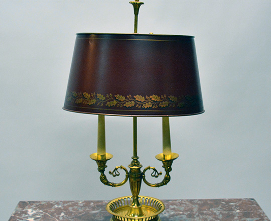 Lot 171: Early cent gilt bronze Empire two light 'Bouillotte' table lamp with red painted metal lampshade. H58cm.