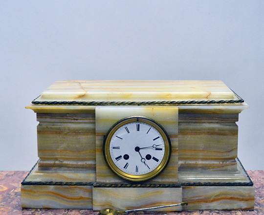 Lot 175: Large 19th c onyx mantel clock. H19xW39.5xD20cm.
