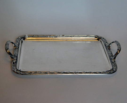 Lot 182: Silver plated platter with highlighted leaf decor by Gallia probably for Christofle. 51 x 34,5cm.