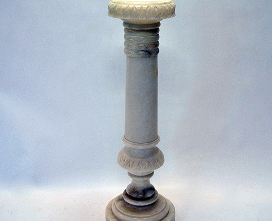 Lot 19: Round (elec.) white alabaster column. H91cm.
