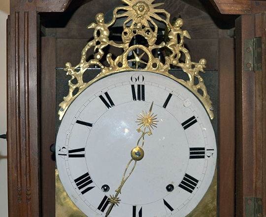 Lot 211_1: Early 19th c straight walnut clock case with 18th / 19th c mouvement. H259cm.