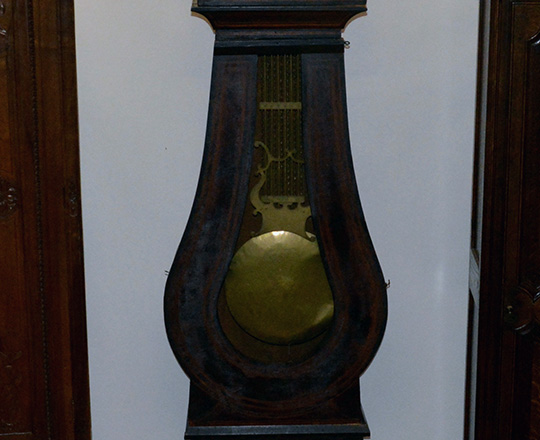 Lot 212: 19th c painted pine, violin shaped granfather clock. H235cm