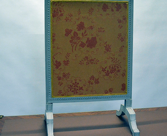 Lot 23: Early cent Louis XV grey painted fire screen. H85xW55cm.