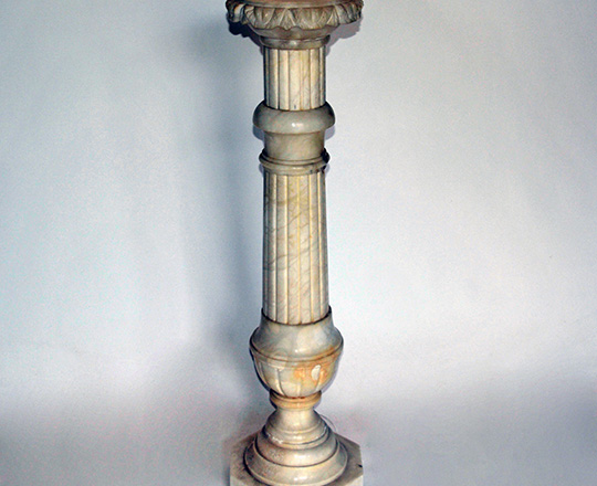 Lot 283: Alabaster column (elec.) H 101cm.