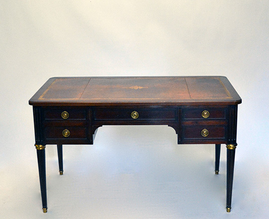 Lot 295: Turn cent. Louis XVI, five drawers and brown leather top desk with two side leaf pulls. H76xW130xD70cm.