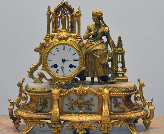 Lot 301: 19th c gilt spelter mantle clock with statue of girl. H32.5xW37cm.