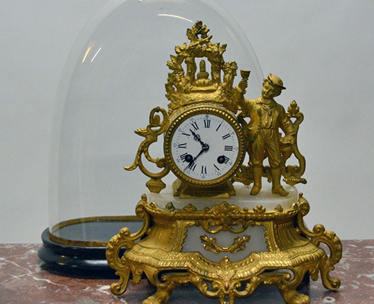 Lot 305_1: 19th c gilt spelter mantle clock with statue of ''Wine maker''. H303xW29cm.