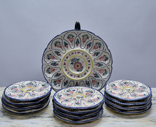 Lot 308: Set of 12 Quimper oyster dishes with main platter dia.36cm.
