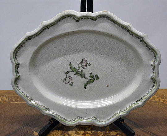Lot 325: Large 18 / 19th cent oval violin shaped platter. W 41cm.