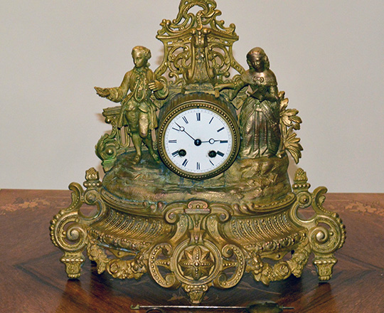 Lot 327: 19th c gilt spelter mantel clock with statues of young couple courting. H36 x W37cm.