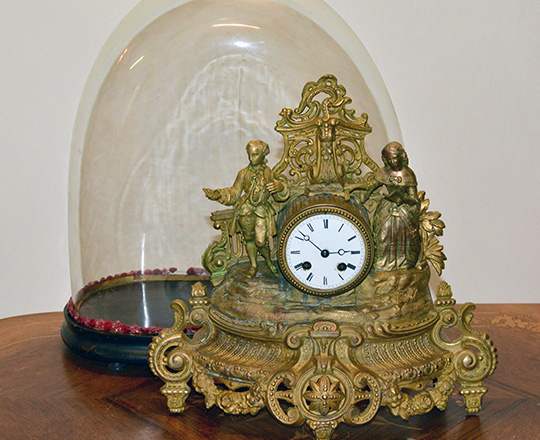Lot 327_1: 19th c gilt spelter mantel clock with statues of young couple courting. H36 x W37cm.