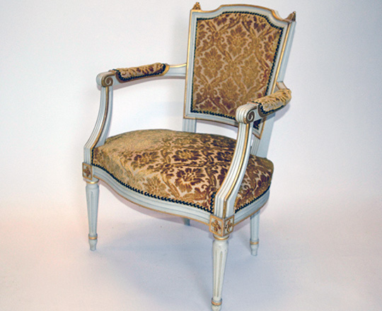 Lot 350: Set of 4 turn cent Louis XVI painted armchairs with velour seatings.