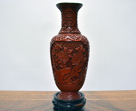 Lot 353: Chinese red cinnabar sculpted vase. H26,5cm.