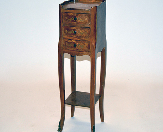 Lot 40: Small louis XV style three drawer marquetry side table. H73xW20,5xD22cm.