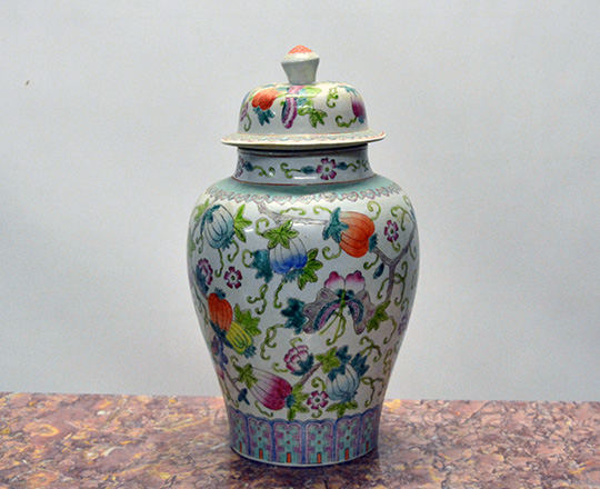 Lot 445: Chinese porcelaine lidded vase with floral decor. H 36cm.