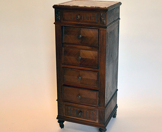Lot 455: Late 19th cent red marble top 'Chiffonier'. H99,5xW40xD36cm.
