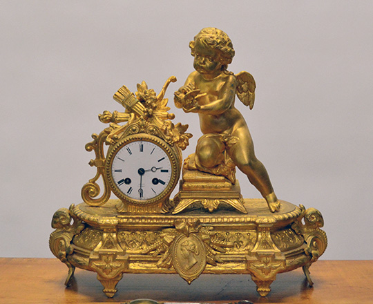 Lot 471: 19th c. gilt spelter mantel clock,  putty kneeling holding a bird. H36 x W39cm.