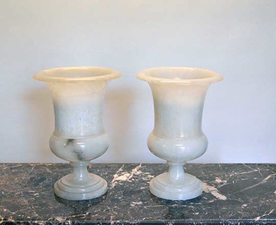 Lot 531: Pair alabaster ''Medicis'' vase / lamp. H34 x dia.24,5cm.