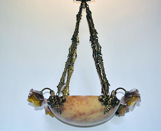Lot 56: Turn cent alabaster suspension with a large center bowl, dia.45cm sided by four rose shaped glassware, gilt brass chains.