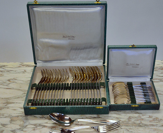 Lot 563: Set of 12 silver plated forks & spoons and a set of small spoons both with original casing.