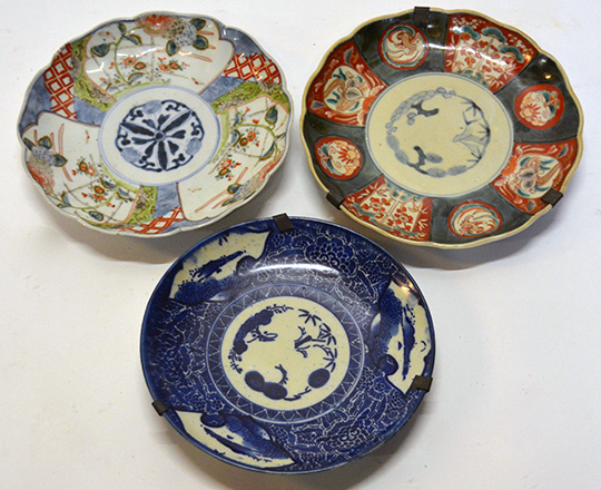 Lot 576: Three 19th 18th? Chinese plates, larger 21,5cm.