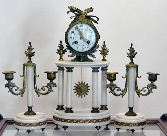 Lot 594: 19th c. Louis XVI white marble portico clock garniture incl. pair candelabras. H39cm.