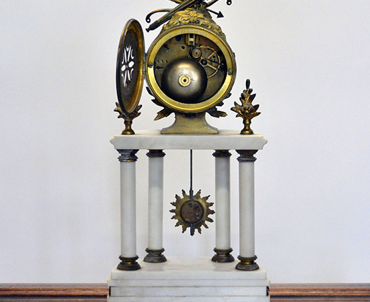 Lot 594_1: 19th c. Louis XVI white marble portico clock garniture incl. pair candelabras. H39cm.