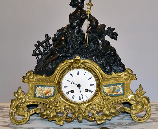 Lot 73: 19th c. double patina, gilt base and bronze wash spelter mantle clock with statue of lady. H33 x W38cm.