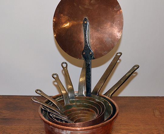 Lot 87: Set of nine graduated copper pans with one lid. Max dia.27cm.
